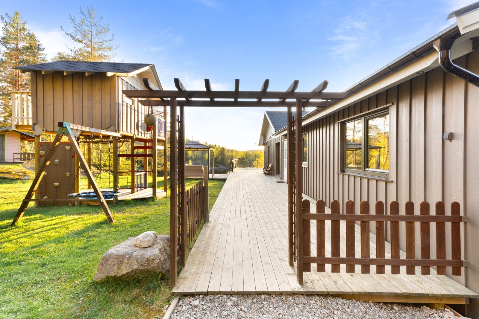 Meget pent opparbeidet med terrasse, portal, lekestativ, dukkestue og flere soner. Galleribilde