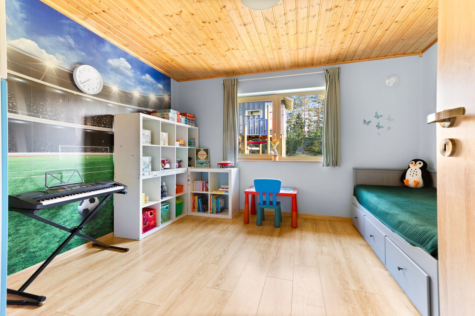 Soverom 4 med god plass til stor seng, garderobe, skrivebord, lek og moro. Galleribilde