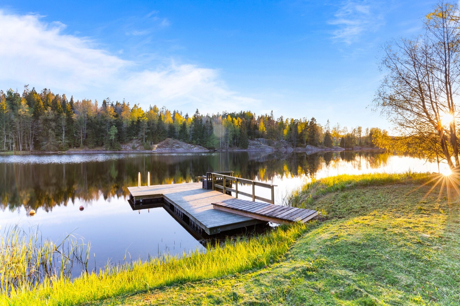 På vinteren brøytes det skøytebane på vannet. Idyll både sommer og vinter. Galleribilde