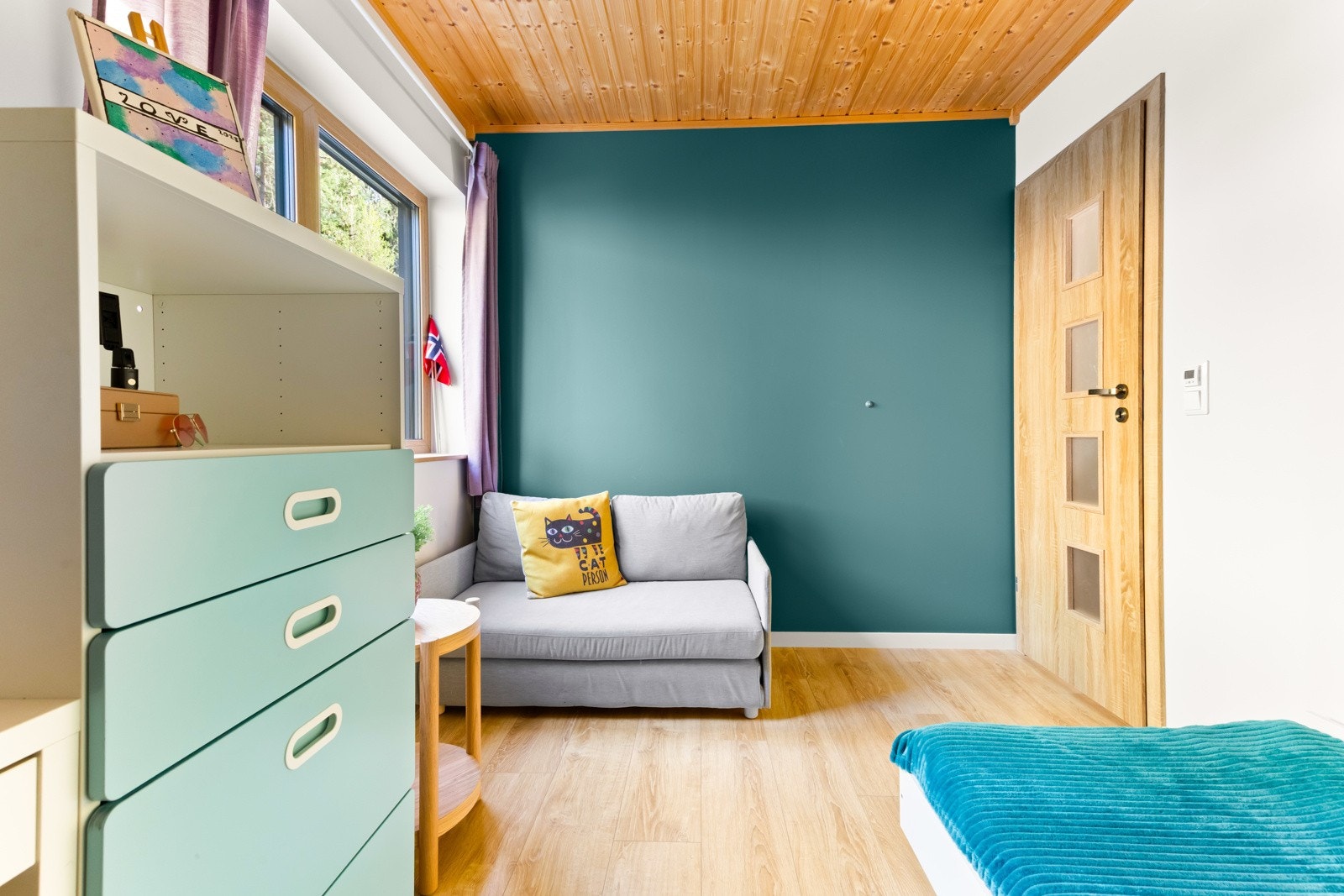 Soverom 3 med god plass til stor seng, garderobe, skrivebord, lek og moro. Galleribilde