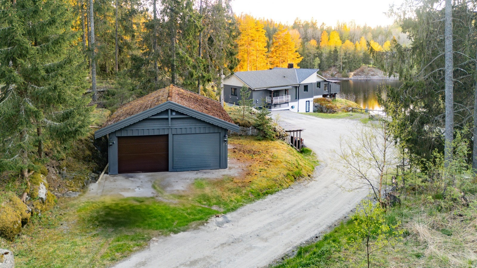 Dobbelgarasje og stor gruset gårdsplass. Galleribilde