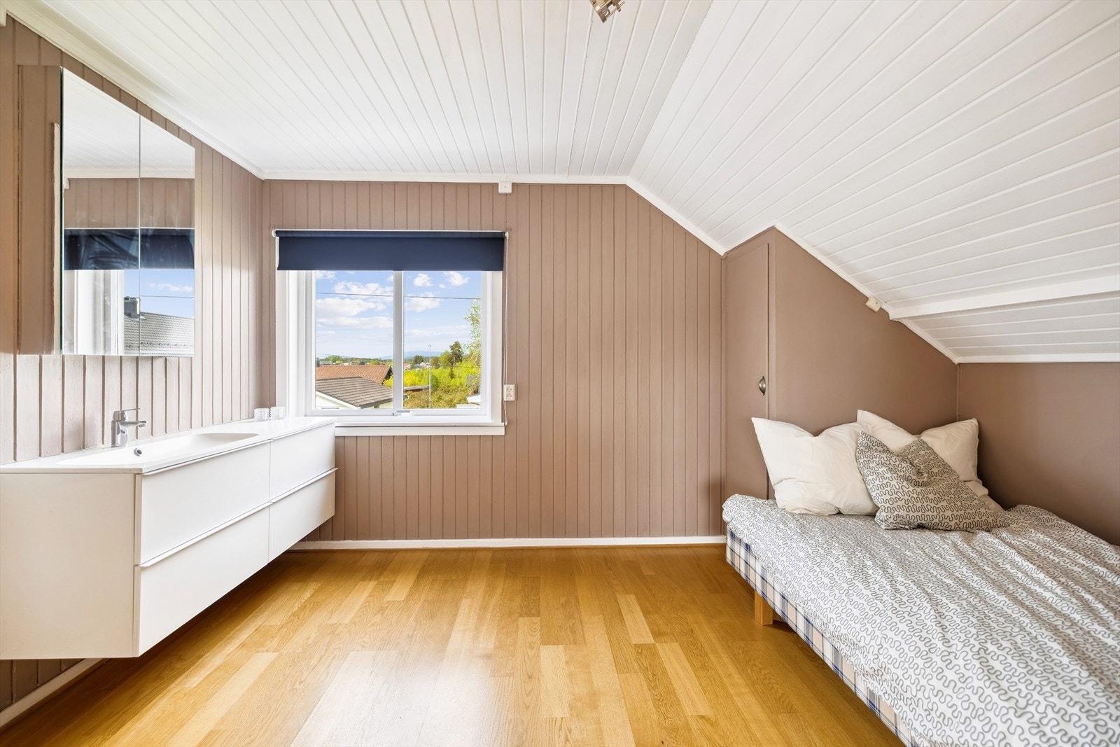 Soverom 2 er beliggende i 2. etasje i enden av gangen og har servant montert i innredning, plassmontert garderobeskap og god plass til seng. Det er parkett på gulv, malt panel på vegg og i himling. Galleribilde