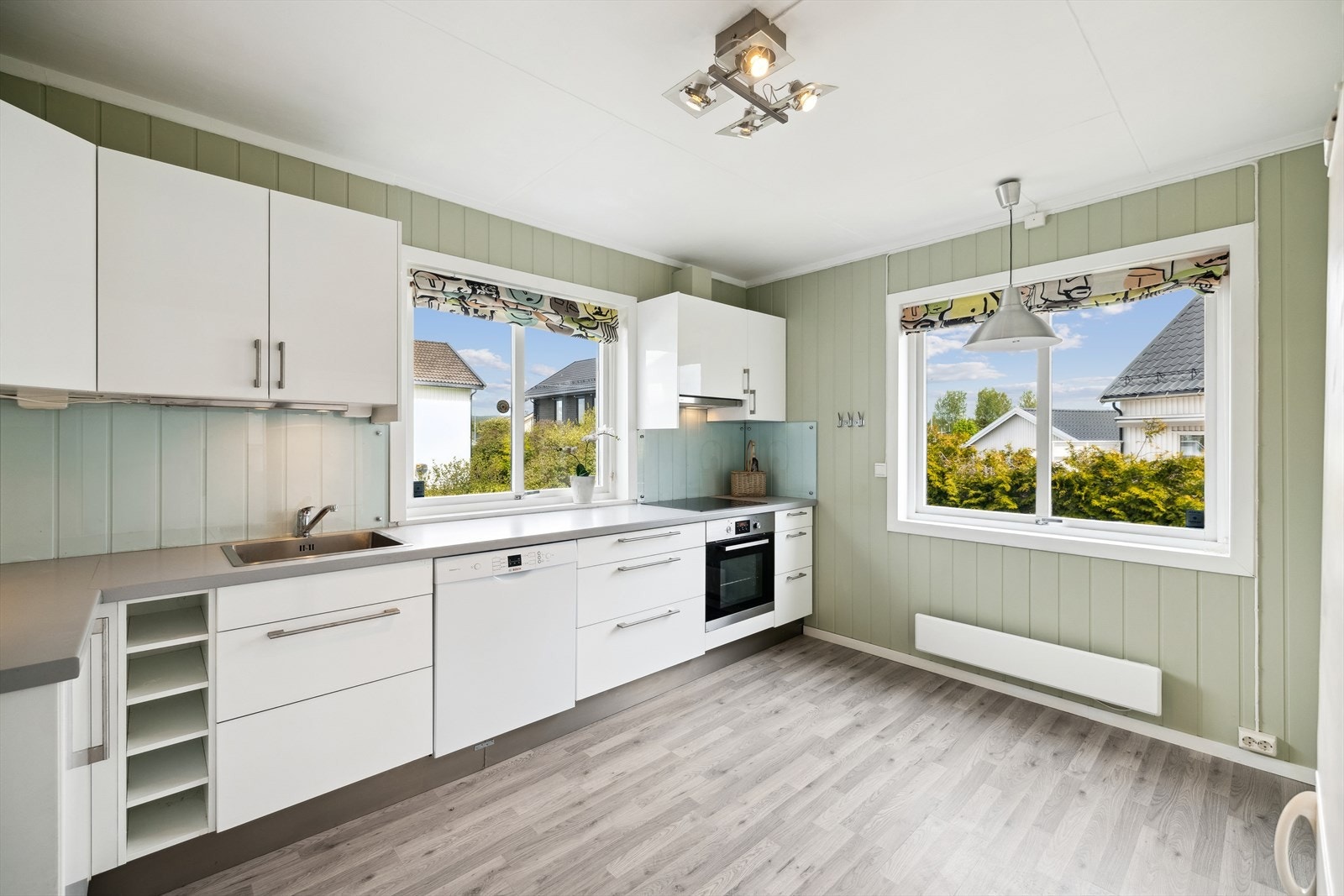 Kjøkkenet er romslig og ble pusset opp i 2011 med kjøkkeninnredning fra IKEA, og har integrerte hvitevarer. Galleribilde