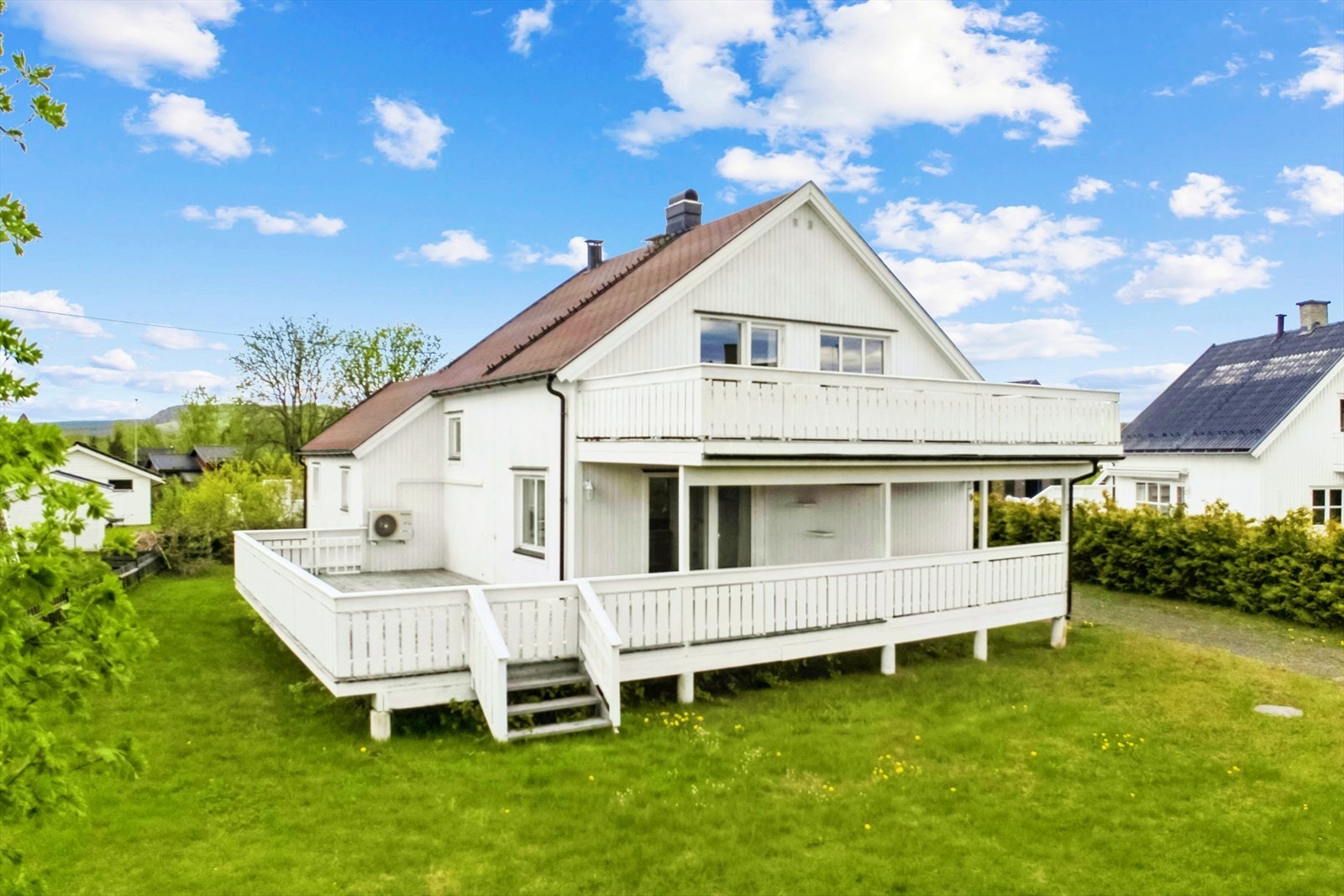 Oppusset, innholdsrik og romslig enebolig med stor terrasse (46 kvm), romslig altan (28 kvm) med utsikt, garasje og carport. Galleribilde