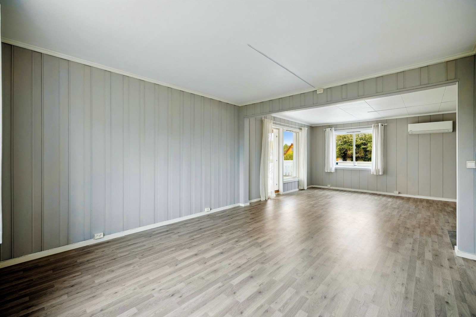 Stuen har laminat på gulv, malt panel på vegg og plater i himling. Det er rikelig med stikkontakter og opplegg for tilkobling til kabel-TV/internett. Galleribilde