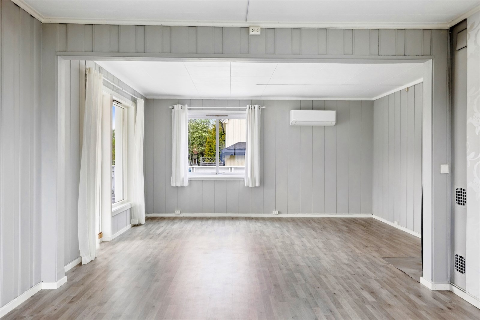 I stuen ble det installert ny Panasonic luft-til-luft varmepumpe i 2024. Galleribilde