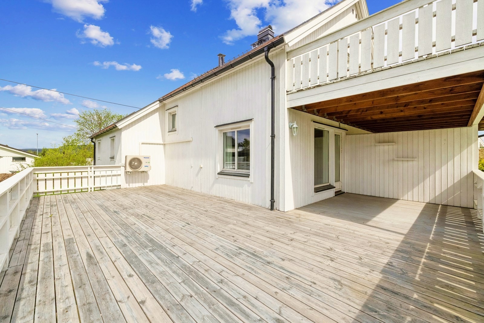 Terrassen er fundamentert på betongpilarer, har impregnerte terassebord og beisede rekkverk. Utvendig treverk med siste overflatebehandling fra 2019. Galleribilde