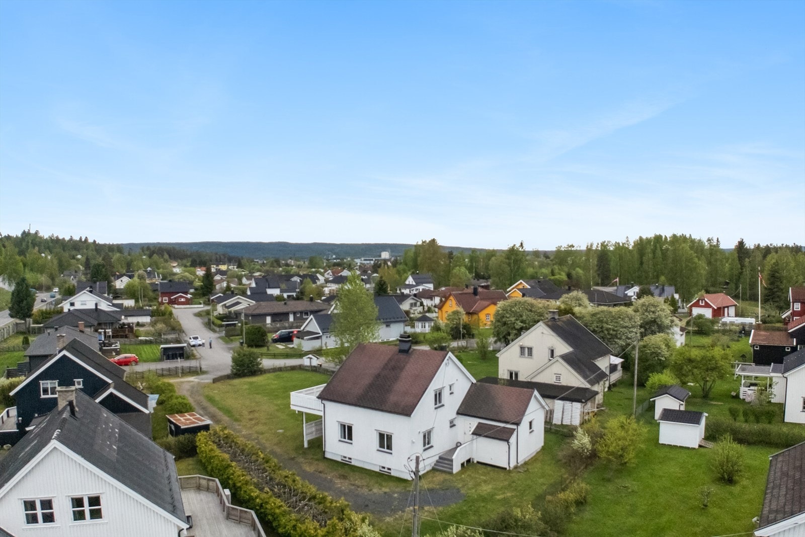 Fasaden ved inngangspartiet med tilbygg og garasje på eiendommens nordøstlige side. Galleribilde