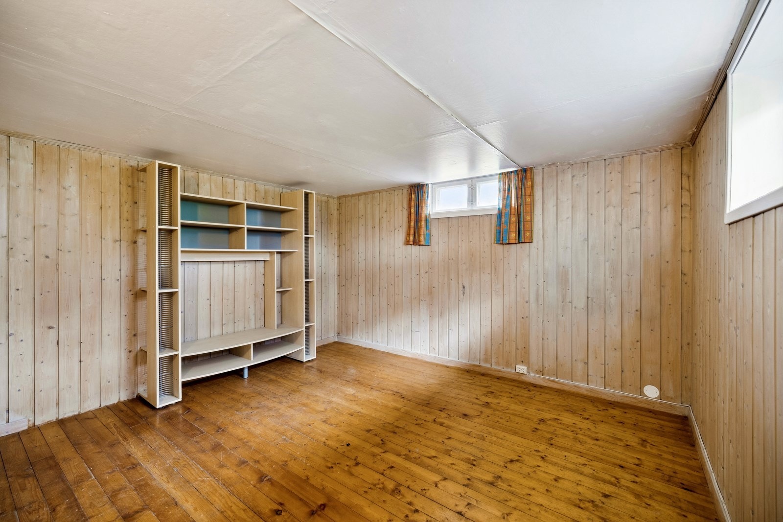 I kjelleretasjen er det også et innredet arbeidsrom som kan ha flere bruksområder. Galleribilde