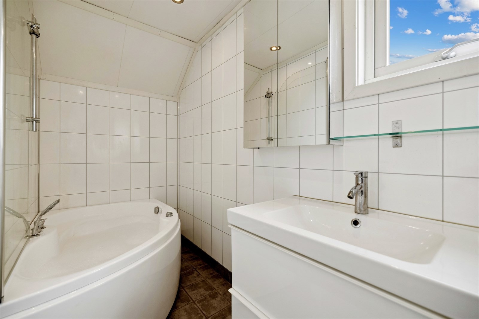 Delikat og lyst bad som ble pusset opp og rehabilitert i 2011, er beliggende i 2. etasje. Det er fliser på gulv med termostatstyrt elektrisk varme, baderomsplater på vegg og malte plater i himling med dimbare downlights. Galleribilde