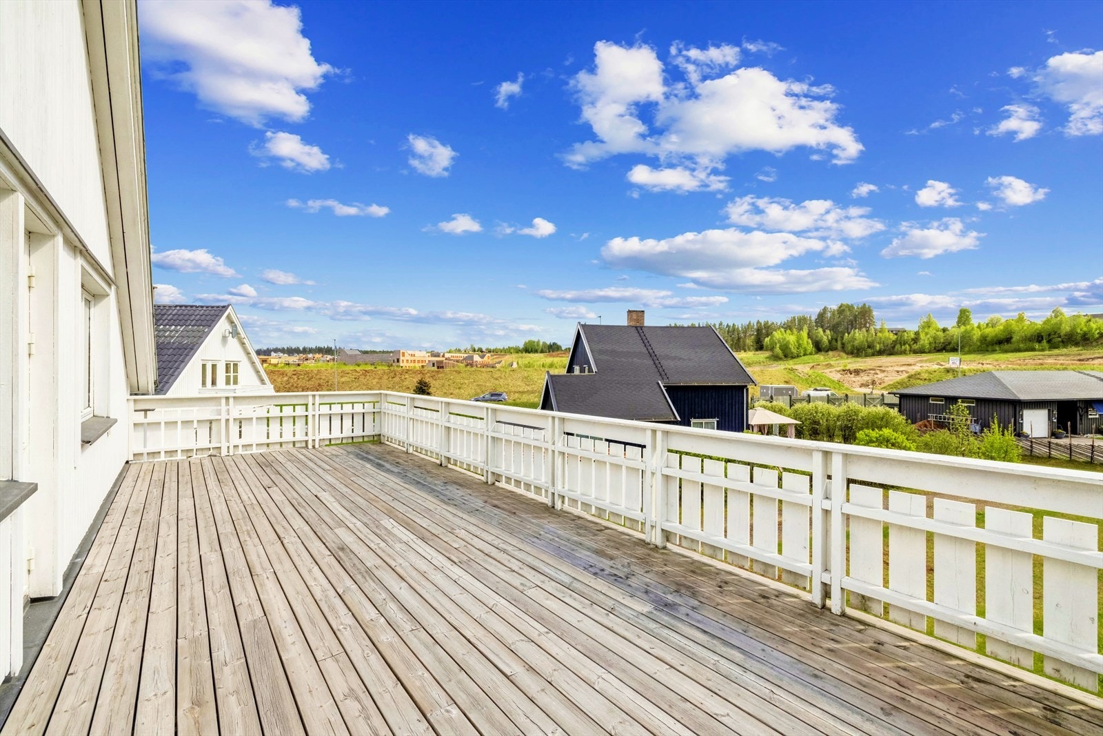 Altanen er sørvestvendt med vid utsikt til nærområdet og Ydalir. Galleribilde
