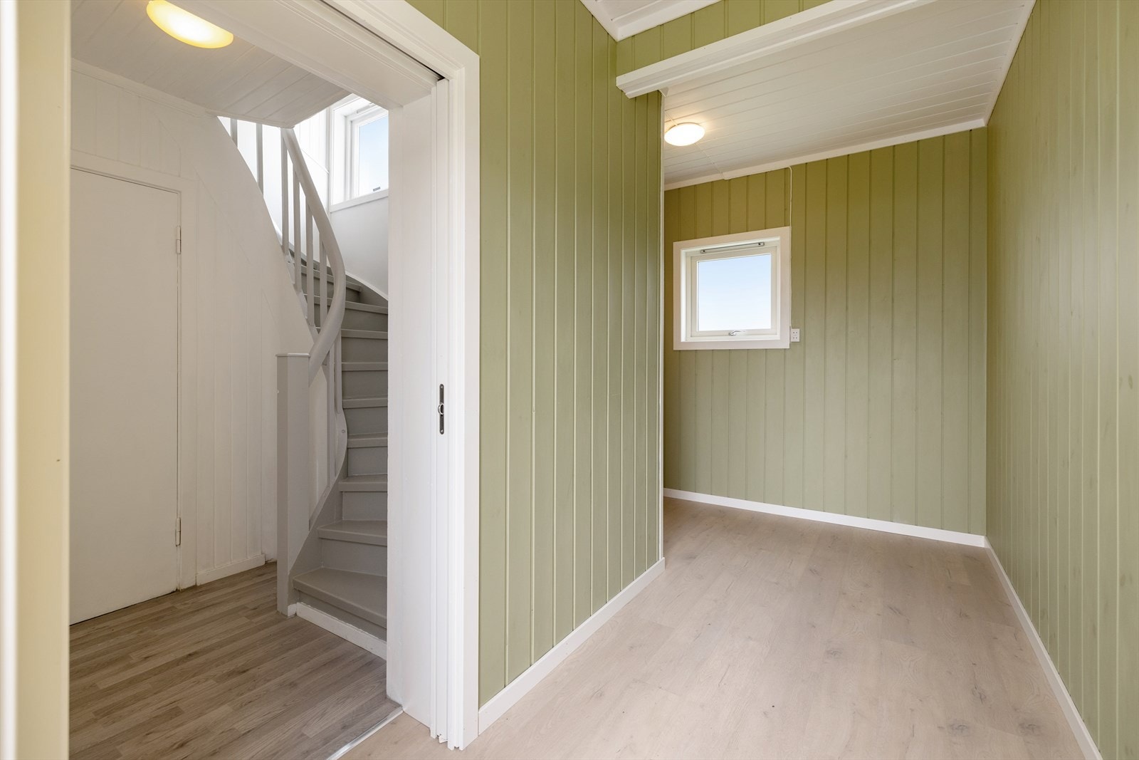 Velkommen inn til en tilbygget romslig gang/entré med glassfelt skyvdør for adkomst til trappegang, kjøkkenet og stuen. Galleribilde