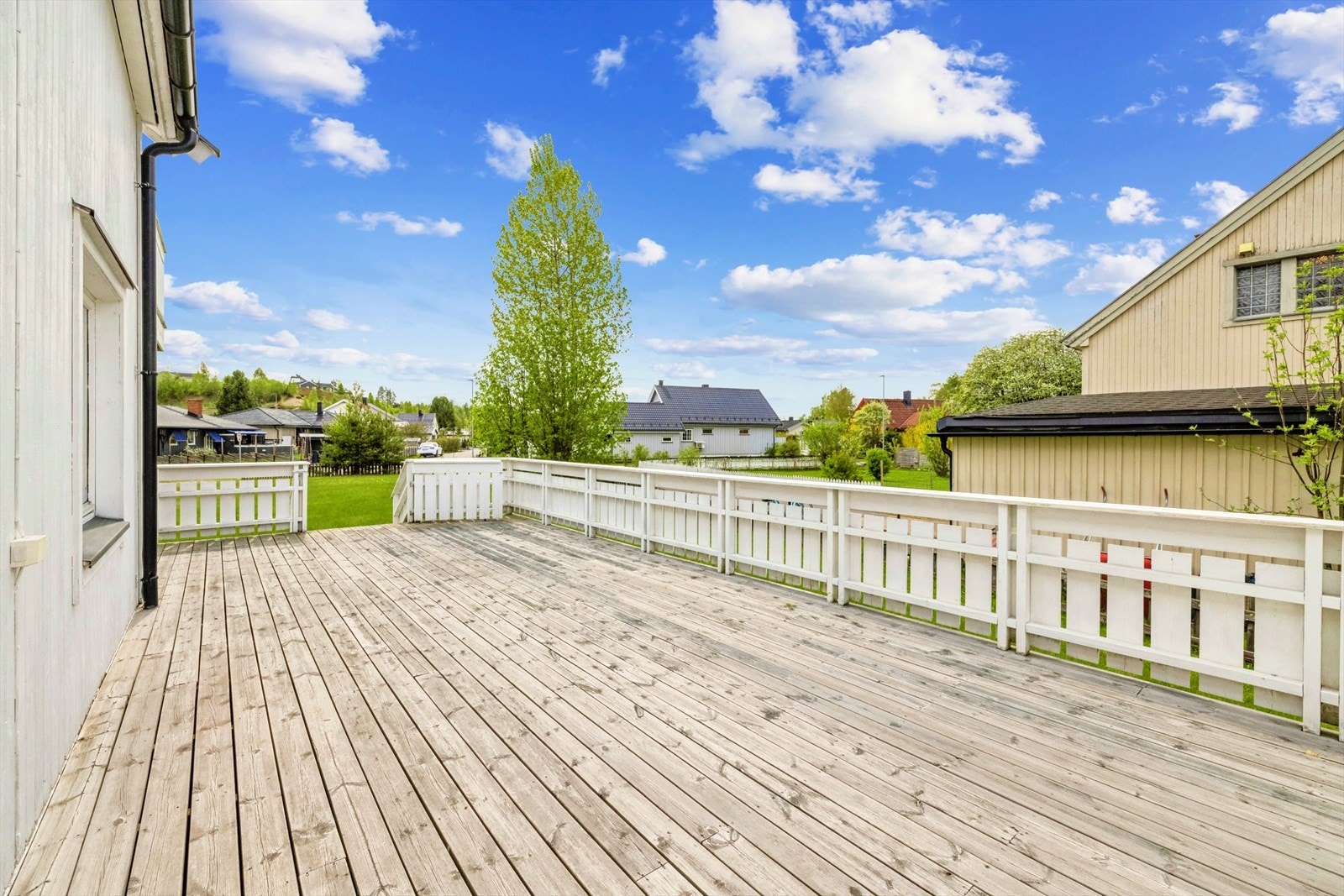 Stor, solrik og sørvestvendt terrasse på ca. 46 kvm, har adkomst fra stuen og trapp ned til hagen. Terrassen i 1. etasje ble oppført i 2011. Galleribilde