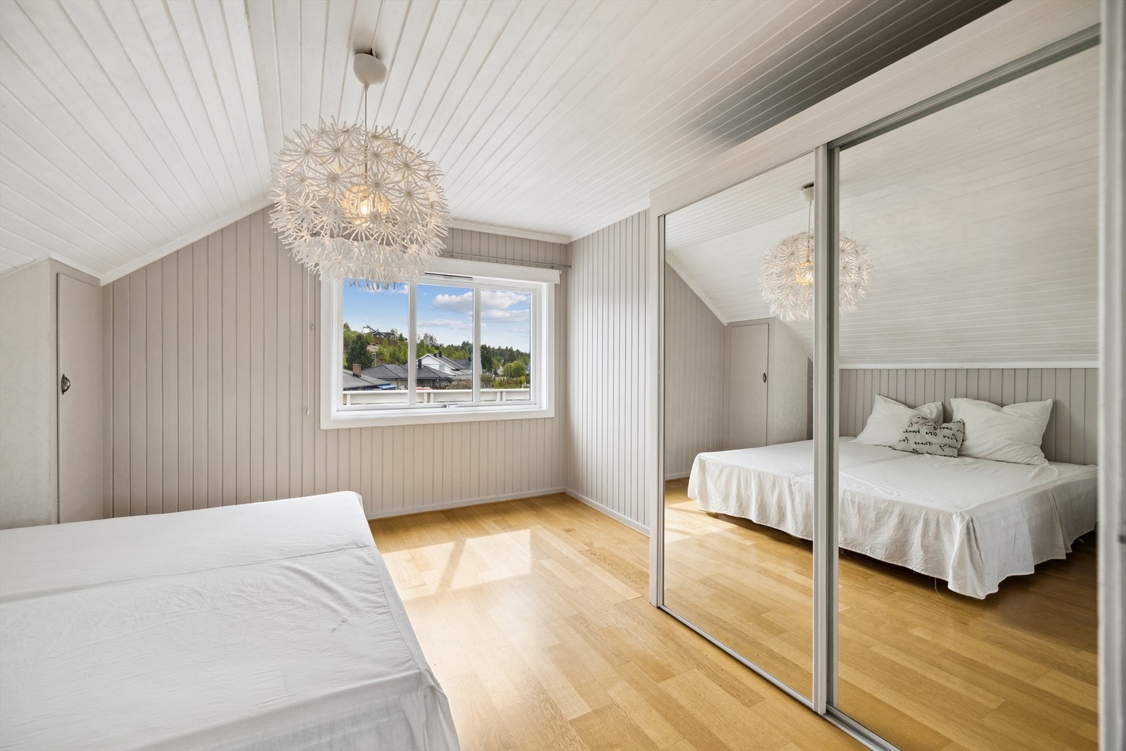 Soverom 3 har dobbelt garderobeskap med skyvedør i speil. Galleribilde