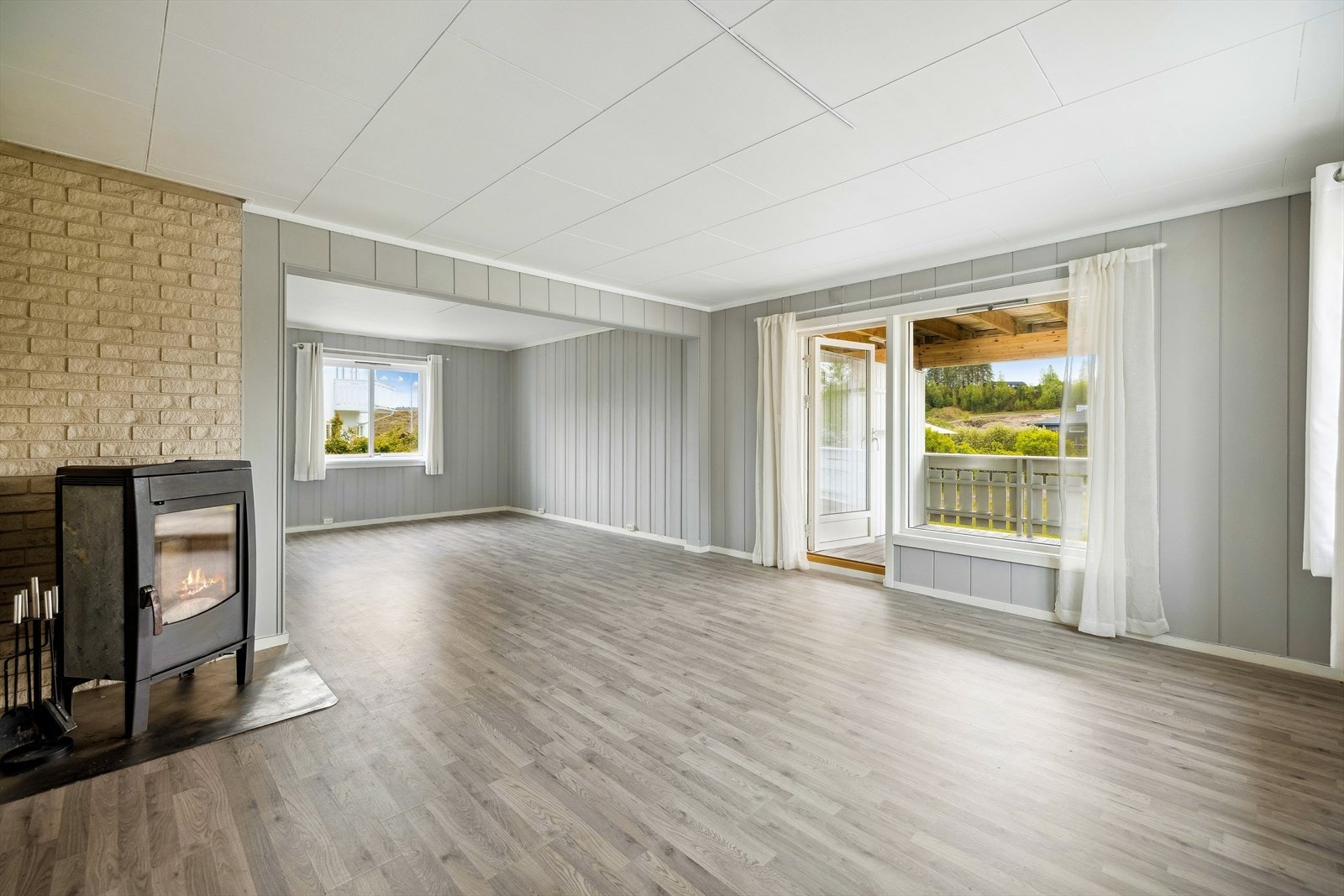 Stuen er lys, trivelig og romslig med flere soner og har utgang til en herlig, delvis overbygget, stor vinklet terrasse på 46 kvm. Galleribilde