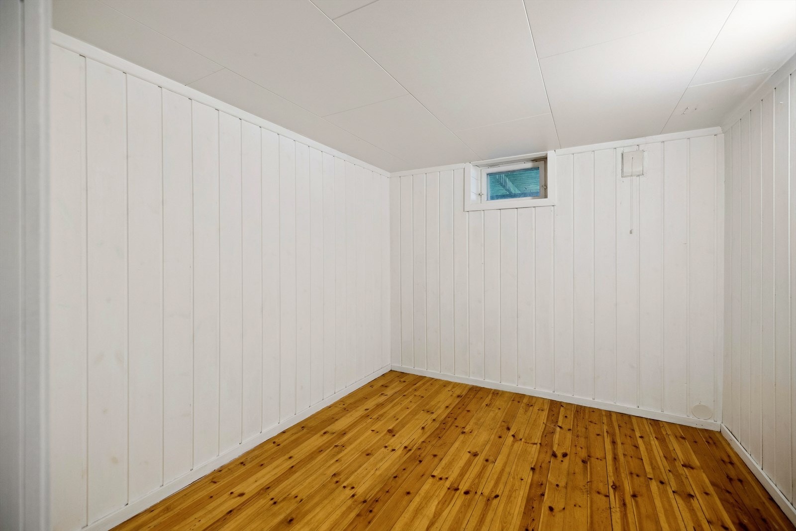 Kjellerrom med flere bruksmuligheter, har oppforede gulv og påforede vegger. Galleribilde