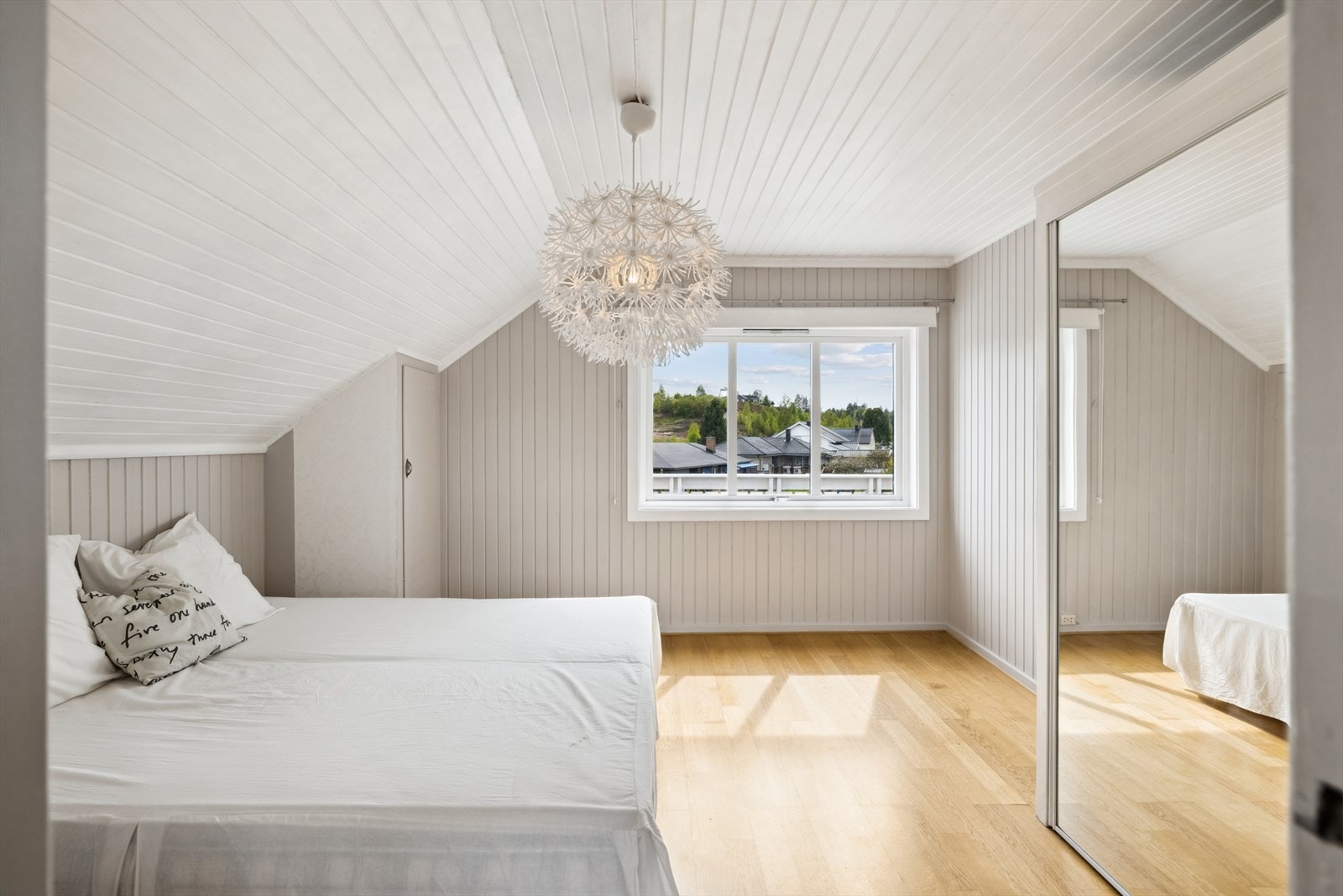 Soverom 3 er lyst og trivelig med sørvestvendt vindu mot altanen. Rommet er utstyrt med stor dobbel skyvedørs garderobe med dører i speilglass og 2 plassbygde garderobeskap. Galleribilde