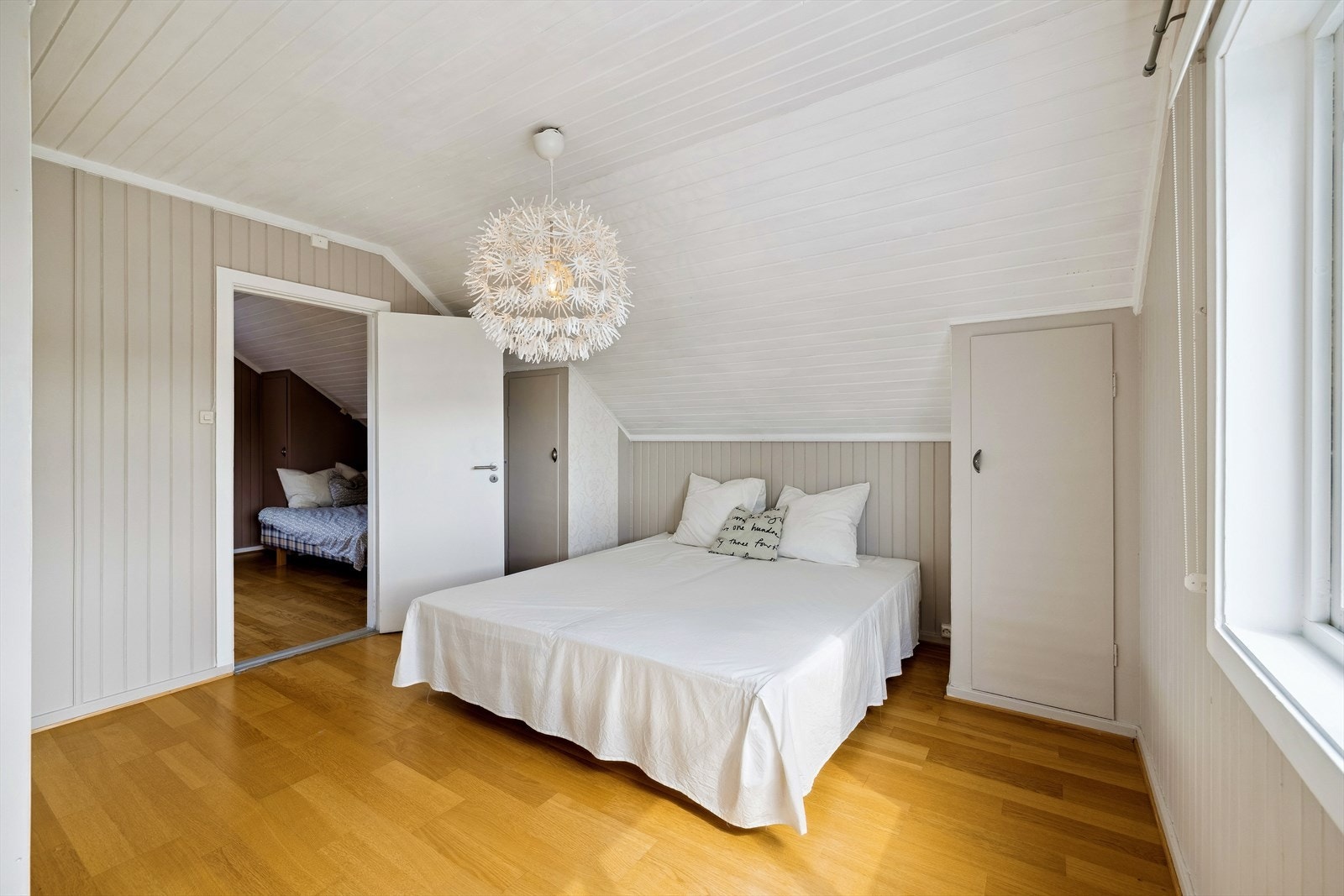 Soverom 3 har adkomst via soverom 2 og har god plass til dobbeltseng. Det er parkett på gulv, malt panel på vegg og i himling. Galleribilde