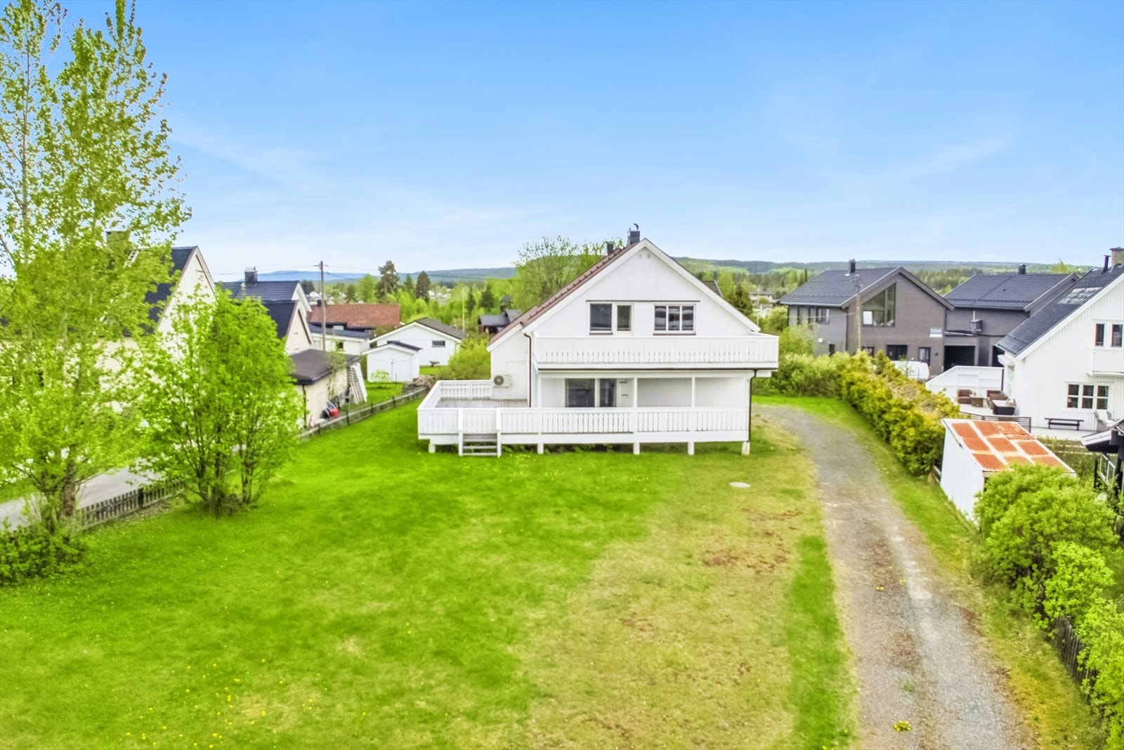 Fasaden er sørvestvendt og eneboligen er beliggende i bakre del av tomten. Galleribilde