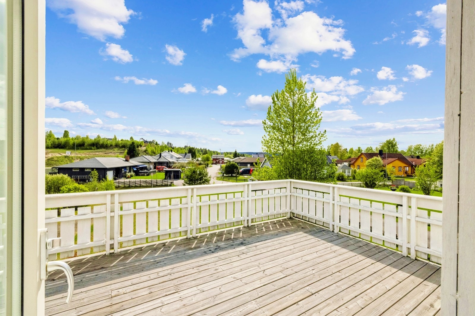 Solrik og stor altan med adkomst fra soverom 1. Galleribilde