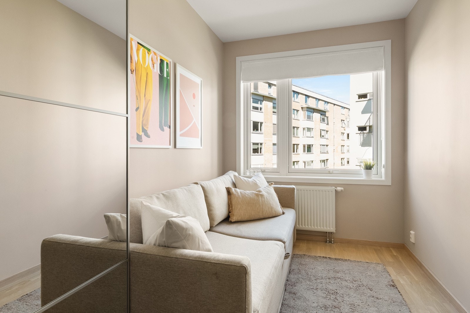 Soverommet er utstyrt med garderobeskap med speil- og folierte fronter. Dette soverommet passer perfekt som et gjesterom, barnerom, kontor eller en kombinasjon av disse. Galleribilde