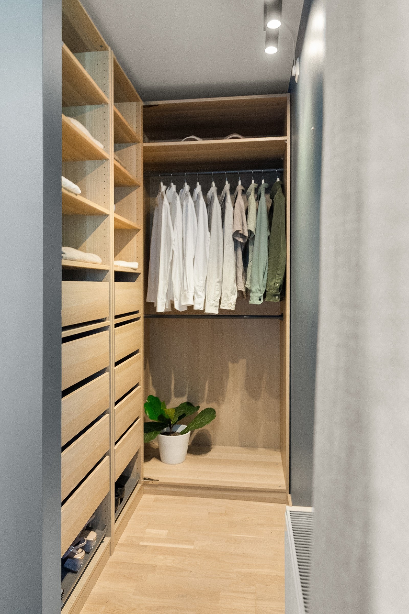 Praktisk, innredet garderoberom/walk-in closet i tilknytning til hovedsoverom. Galleribilde