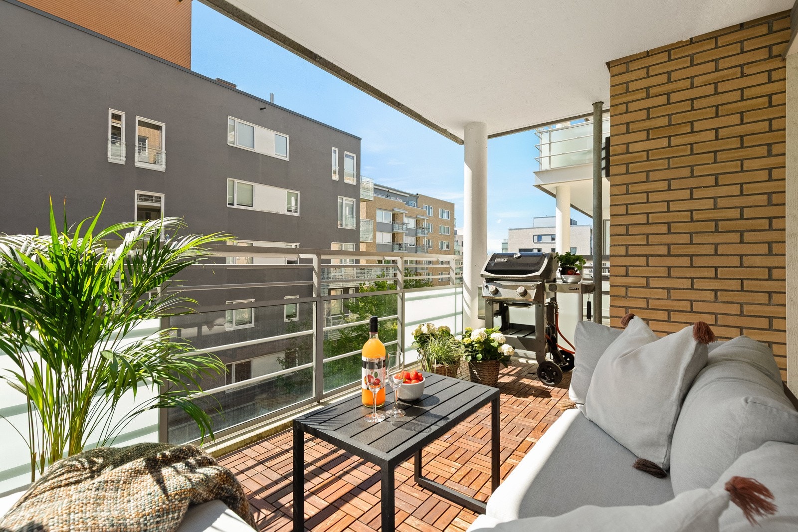Balkongen er utstyrt med tremmefliser i tre på gulv, rekkverk i stål/aluminium med glassfelter, samt lysarmatur og dobbel stikkontakt montert på yttervegg. Galleribilde