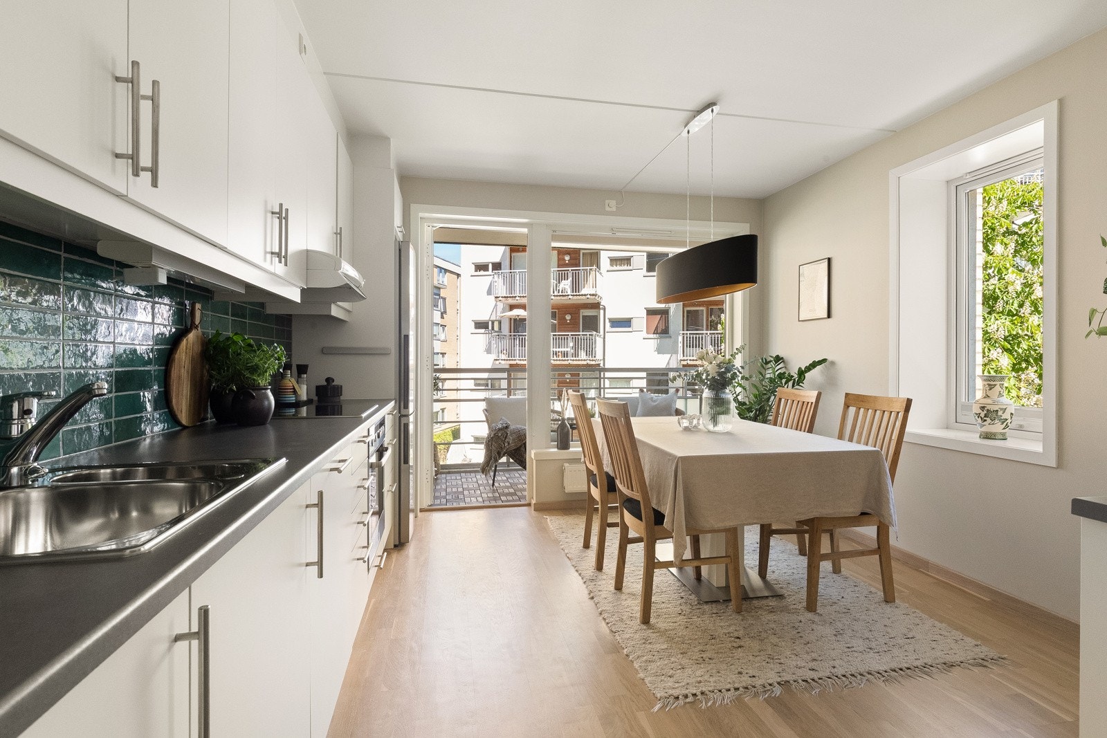 Rommet har en egen kjøkkensone med et naturlig skille mot stuen og består av en stilren kjøkkeninnredning fra kvalitetsleverandøren Sigdal. Galleribilde
