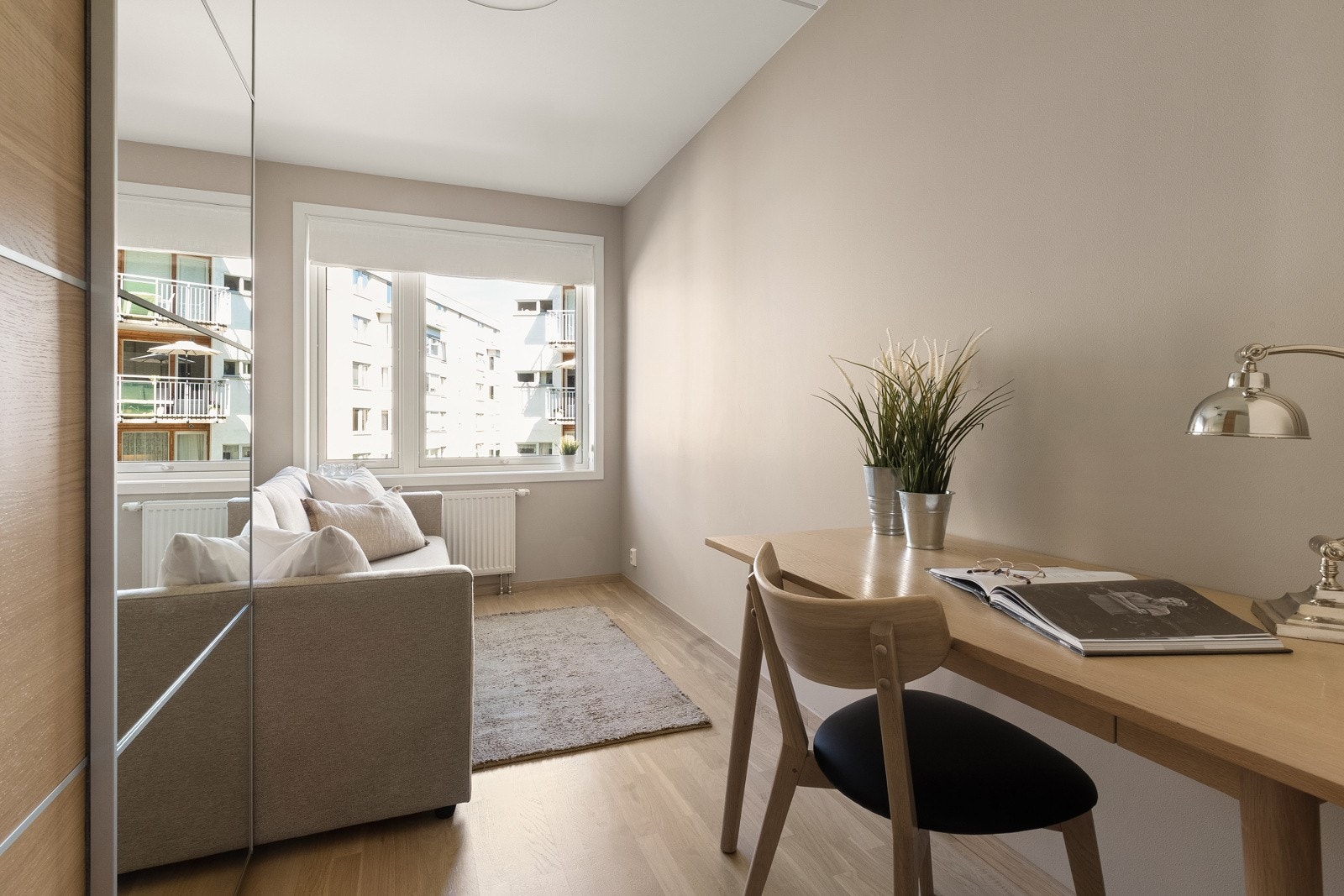 Soverom 2: Praktisk soverom med plass til dobbeltseng, nattbord og skrivepult. Galleribilde