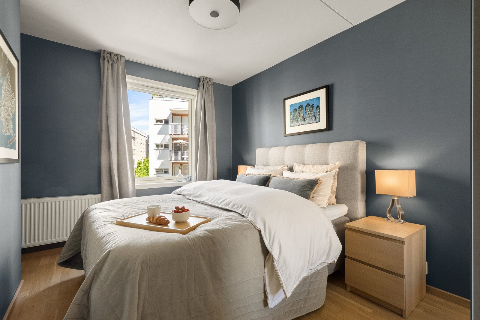 Hovedsoverom av god størrelse med fantastisk gode oppbevaringsmuligheter i stor garderobeinnreding med speilfronter og tilknyttet garderoberom/walk-in closet som er innredet Galleribilde