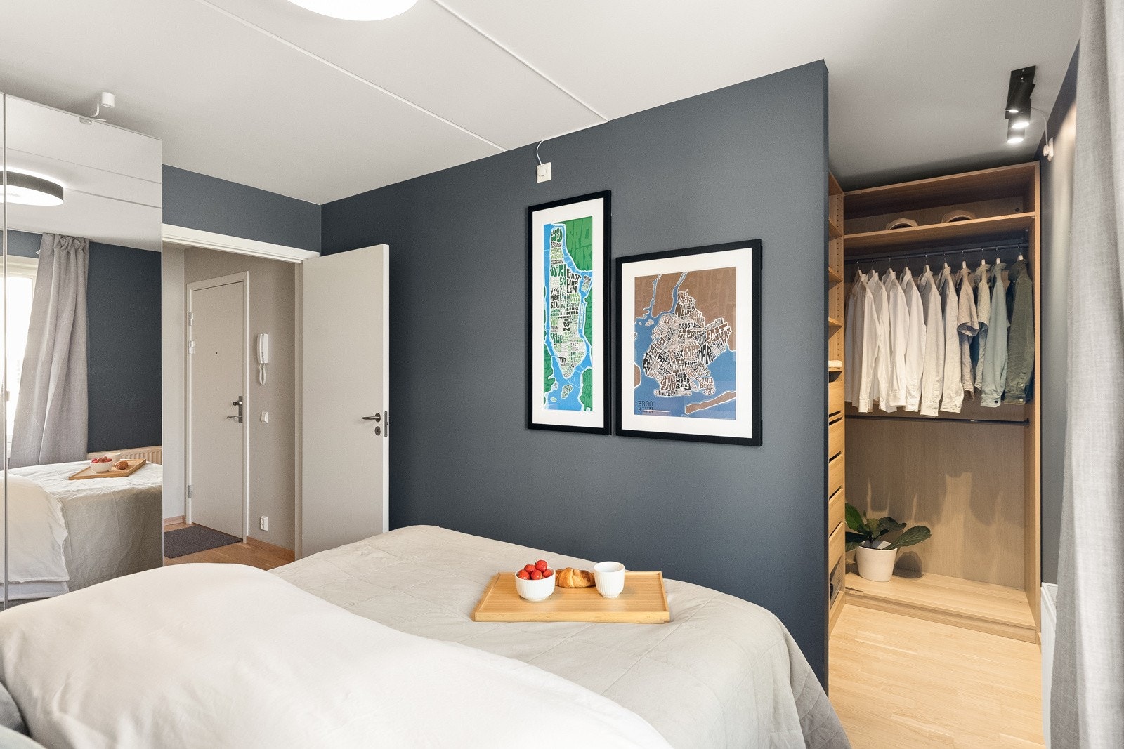 Her er det god plass til stor dobbeltseng, nattbord og annet ønskelig møblement. Galleribilde