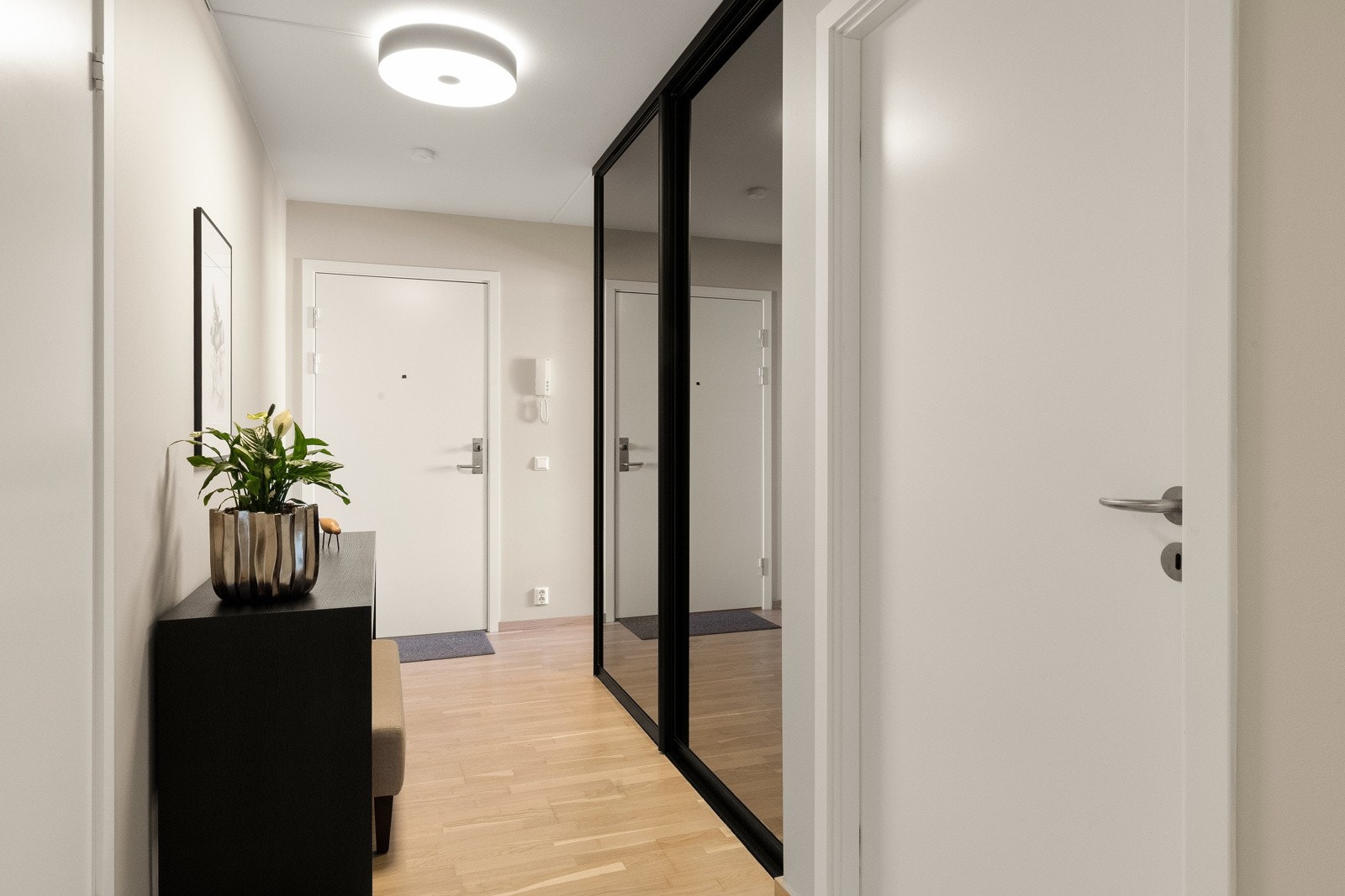 Entréen/gangen fungerer som et praktisk bindeledd mellom soverommene, baderom og stuen. Her får du umiddelbart et godt førsteinntrykk! Galleribilde