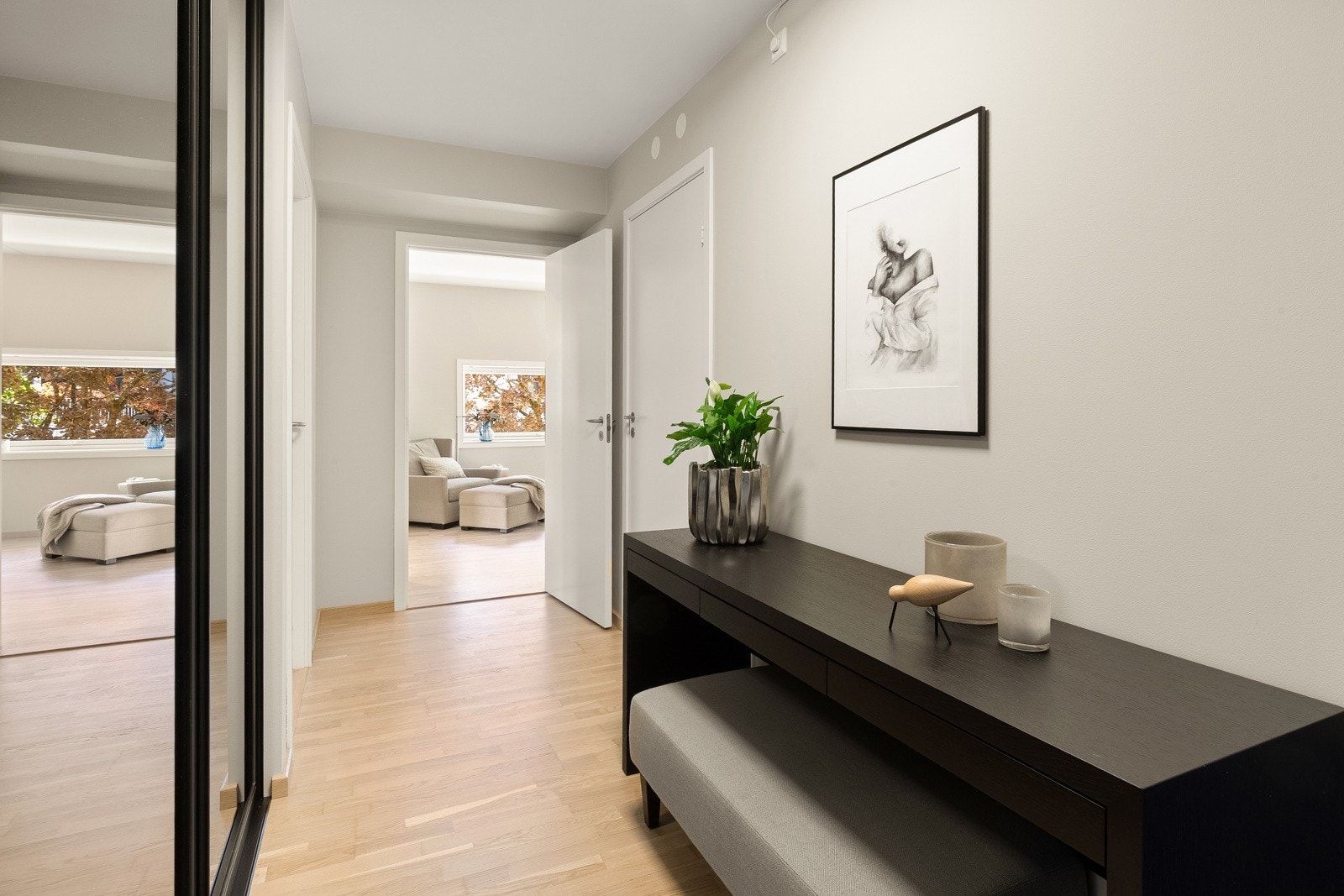 Flott entré/gang med stor skyvedørsgarderobe med speilfronter og plass til annet møblement for oppbevaring. Galleribilde