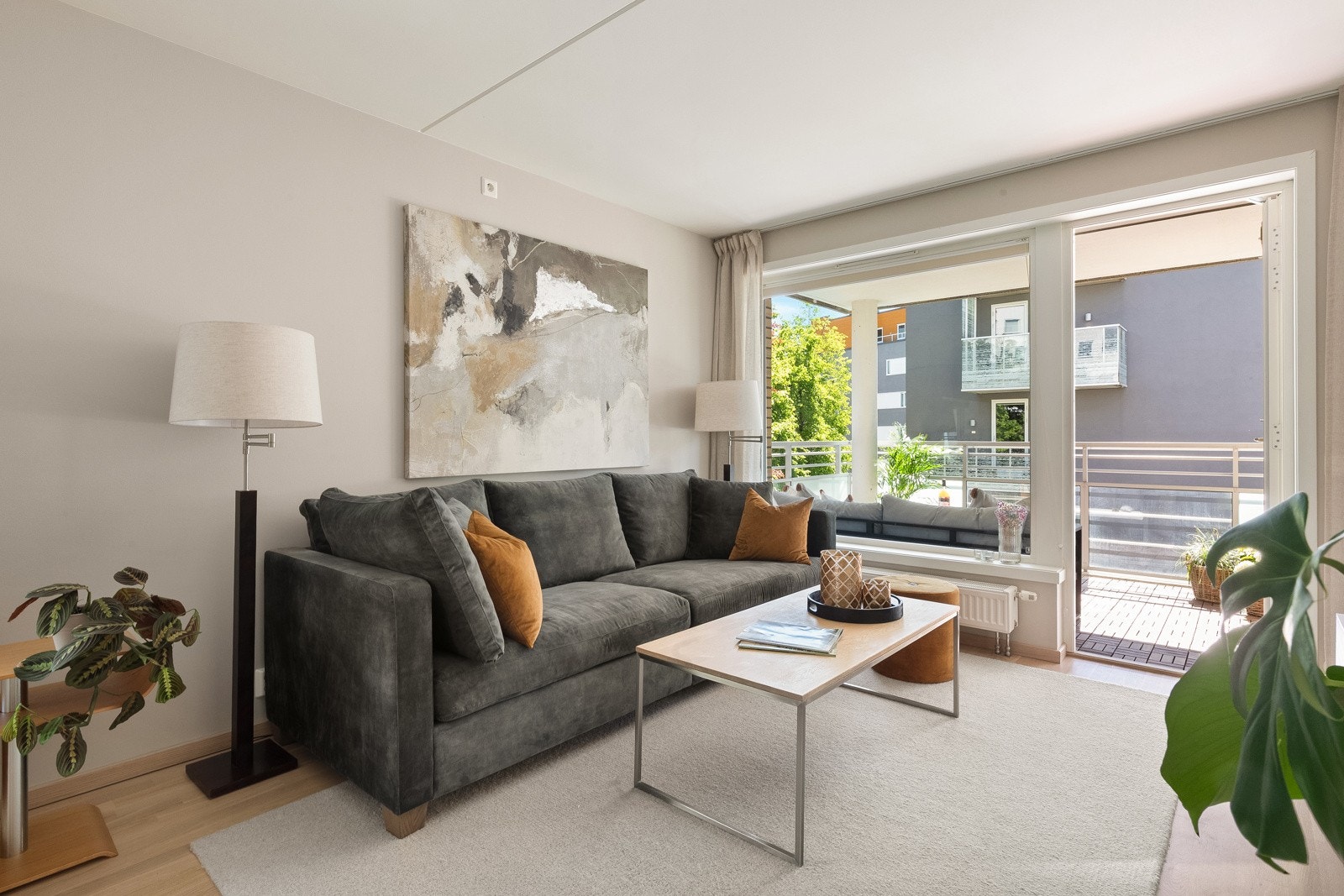 Fra stuen har man direkte adkomst til sydvendt balkong på ca. 10,5 m² med flotte solforhold. Galleribilde