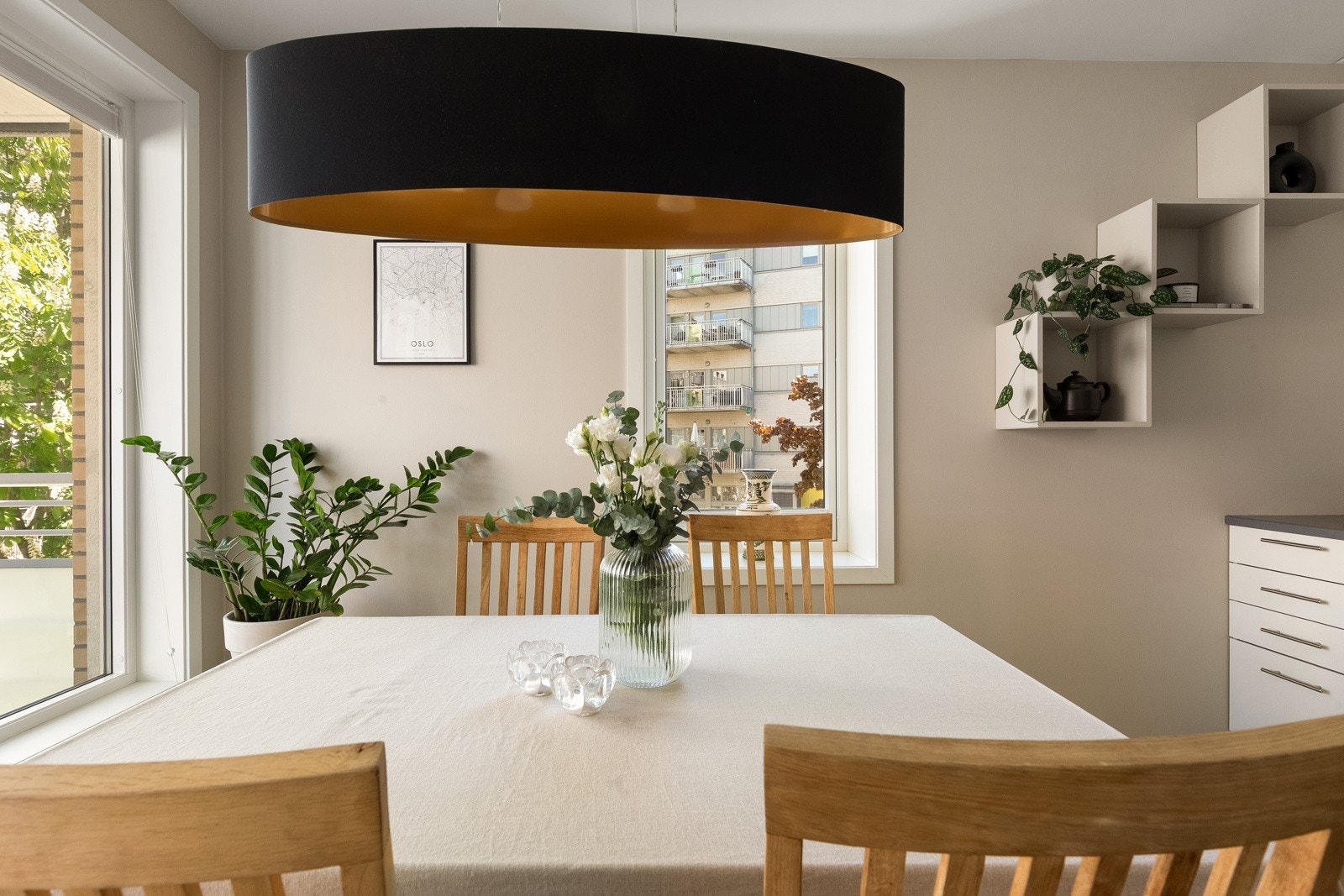 Her er det plass til stor spisestue både i kjøkkensonen og i stuen! Galleribilde