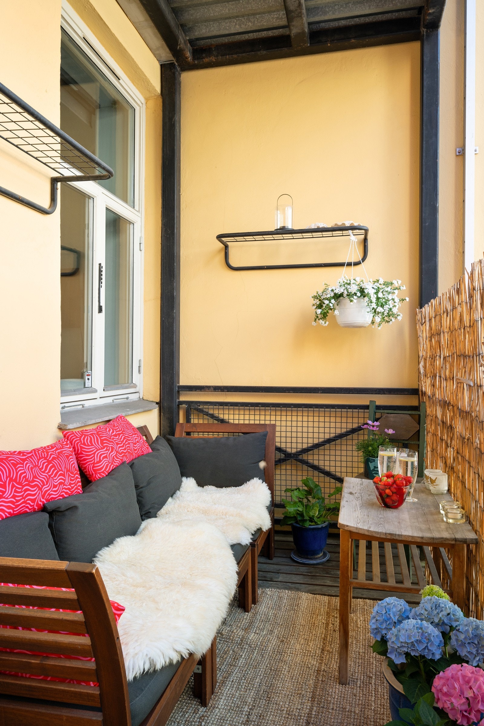 Balkong med god plass for loungen Galleribilde