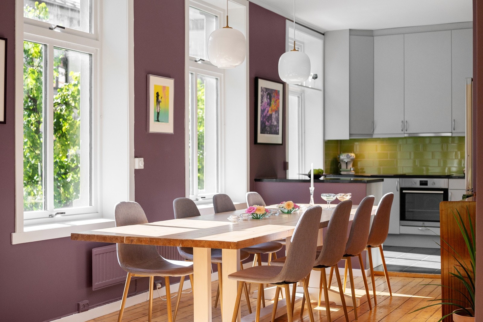 Stor stue med åpen kjøkkenløsning Galleribilde