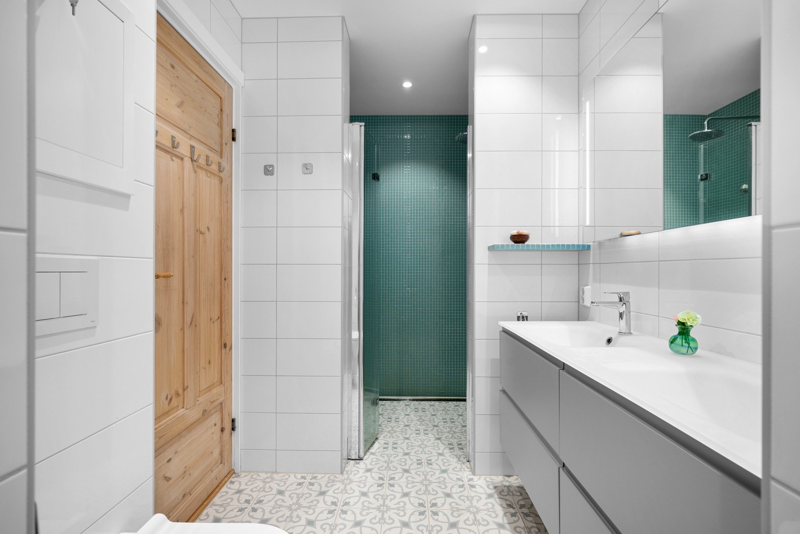 Stort og moderne bad, nytt i 2021. Dusjsone med 2 dusjer Galleribilde