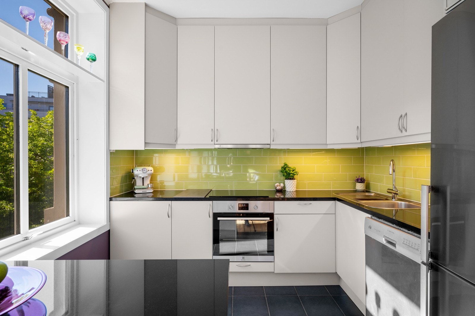 Kjøkken med god skap- og benkeplass Galleribilde