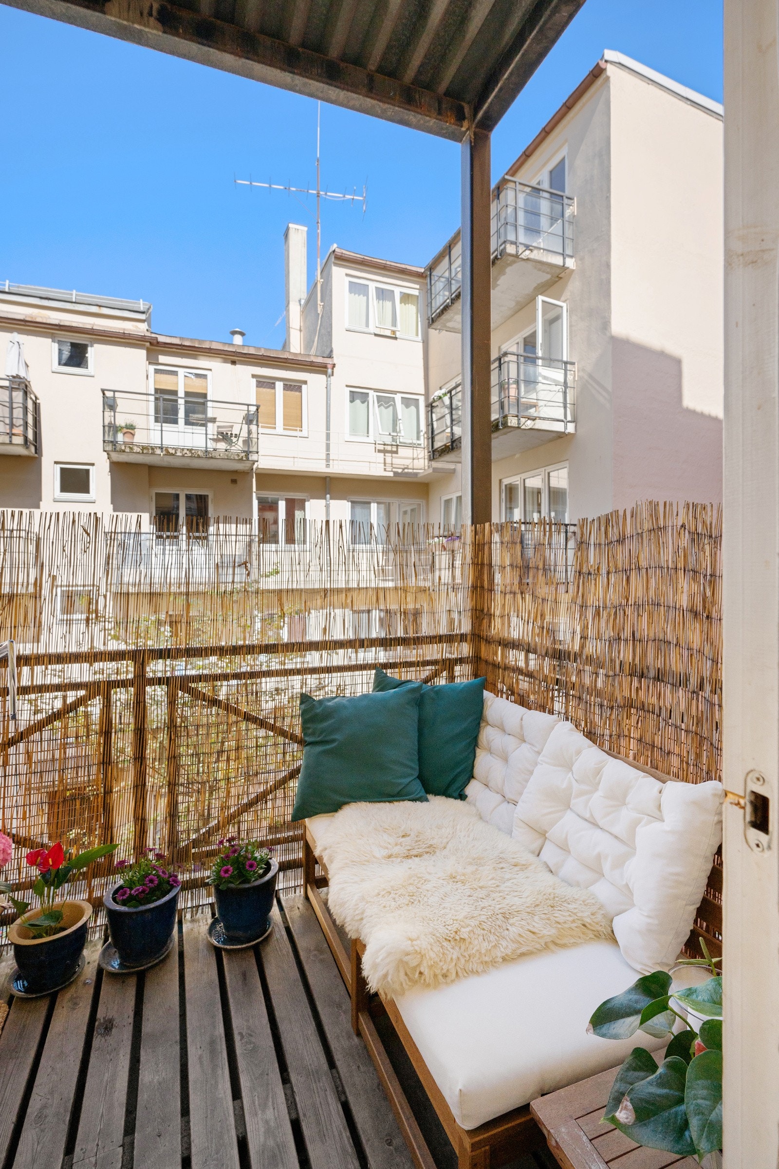 Hyggelig balkong ut mot bakgård Galleribilde