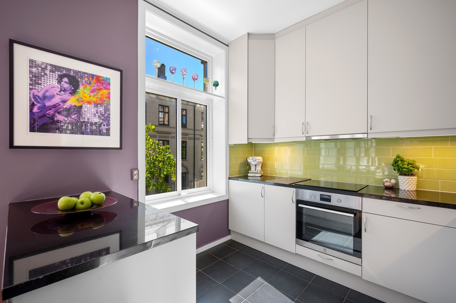 Moderne kjøkken med alt av hvitevarer integrert Galleribilde