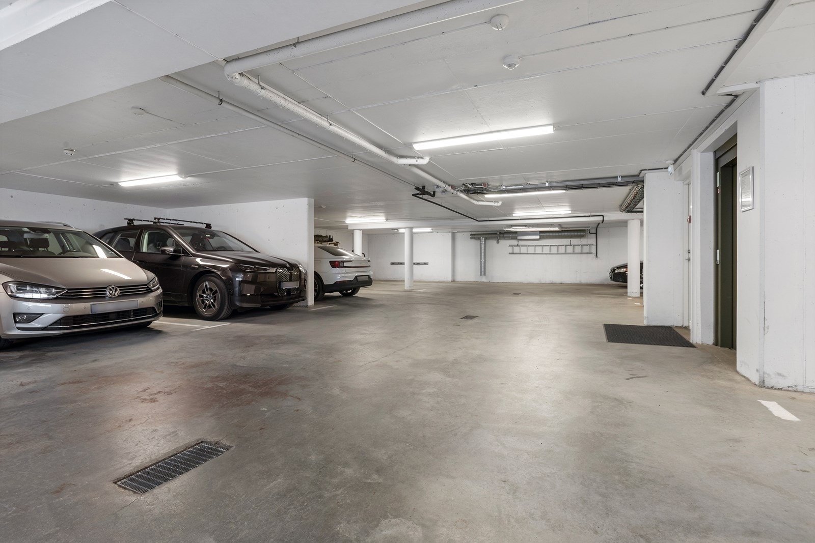 Romslig parkeringskjeller med god belysning og enkel tilkomst med heis Galleribilde