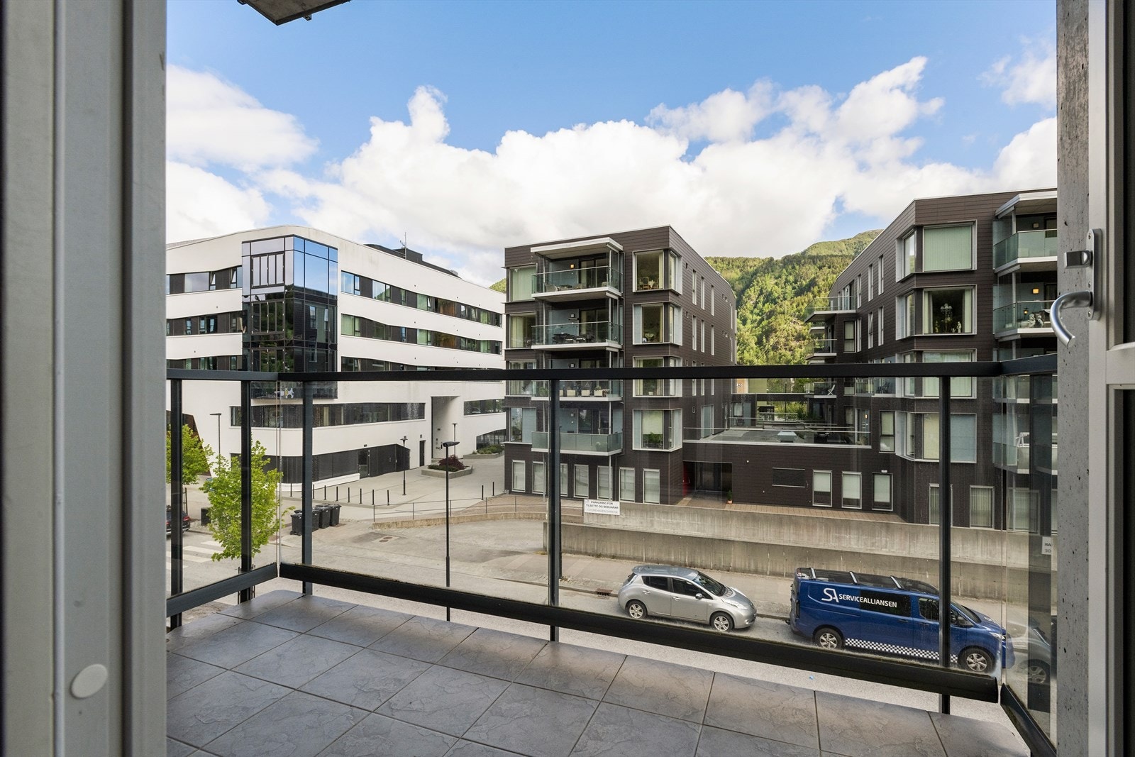 Nordvent luftebalkong med glasrekkverk Galleribilde