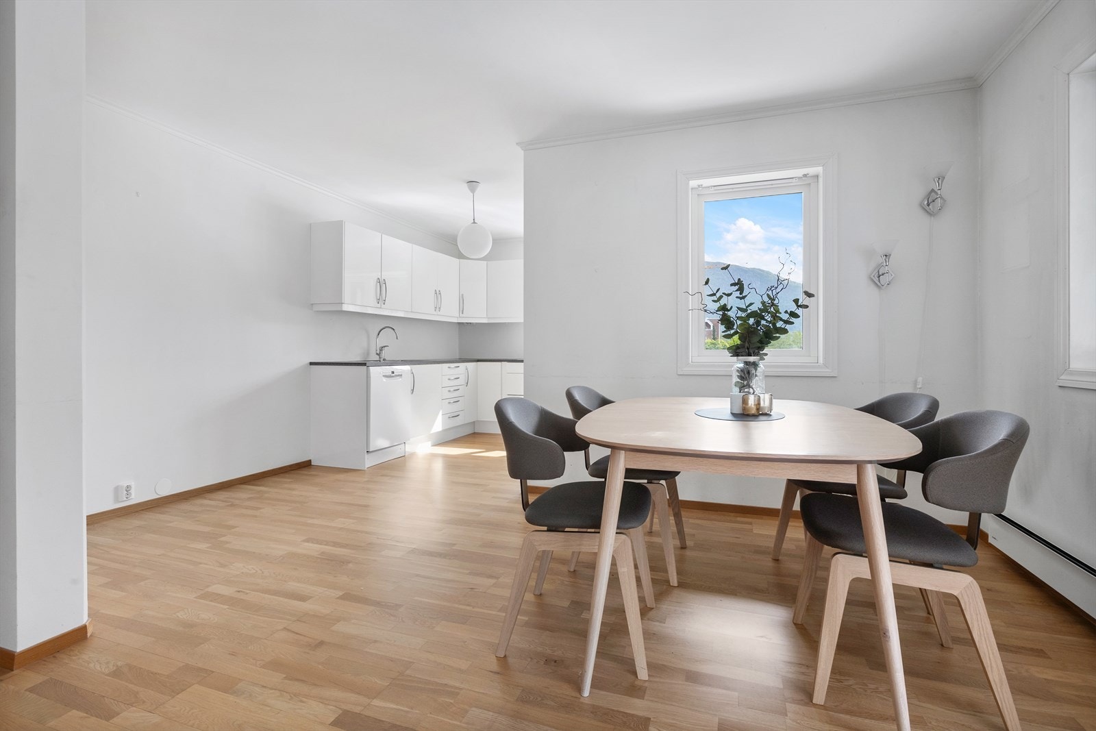 Ved kjøkkenet er det god plass til eit større spisebord Galleribilde