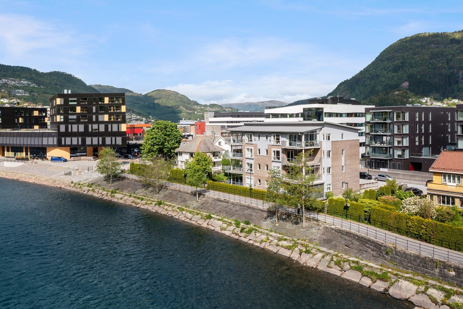 Elvevegen 5 ligg idyllisk plassert like ved elva midt i sentrum Galleribilde