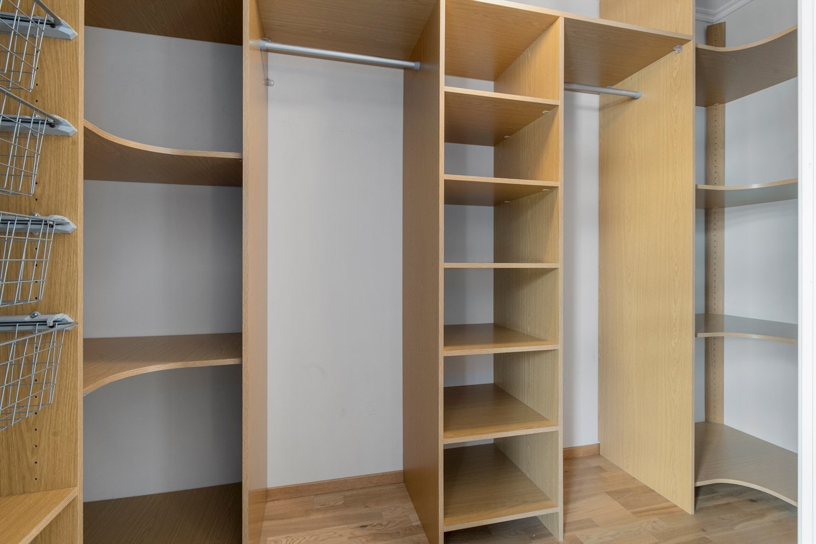 Romsleg walk-in garderobe med praktiske hyller og oppheng. Gir god oppbevaringsplass og organisering av klede Galleribilde