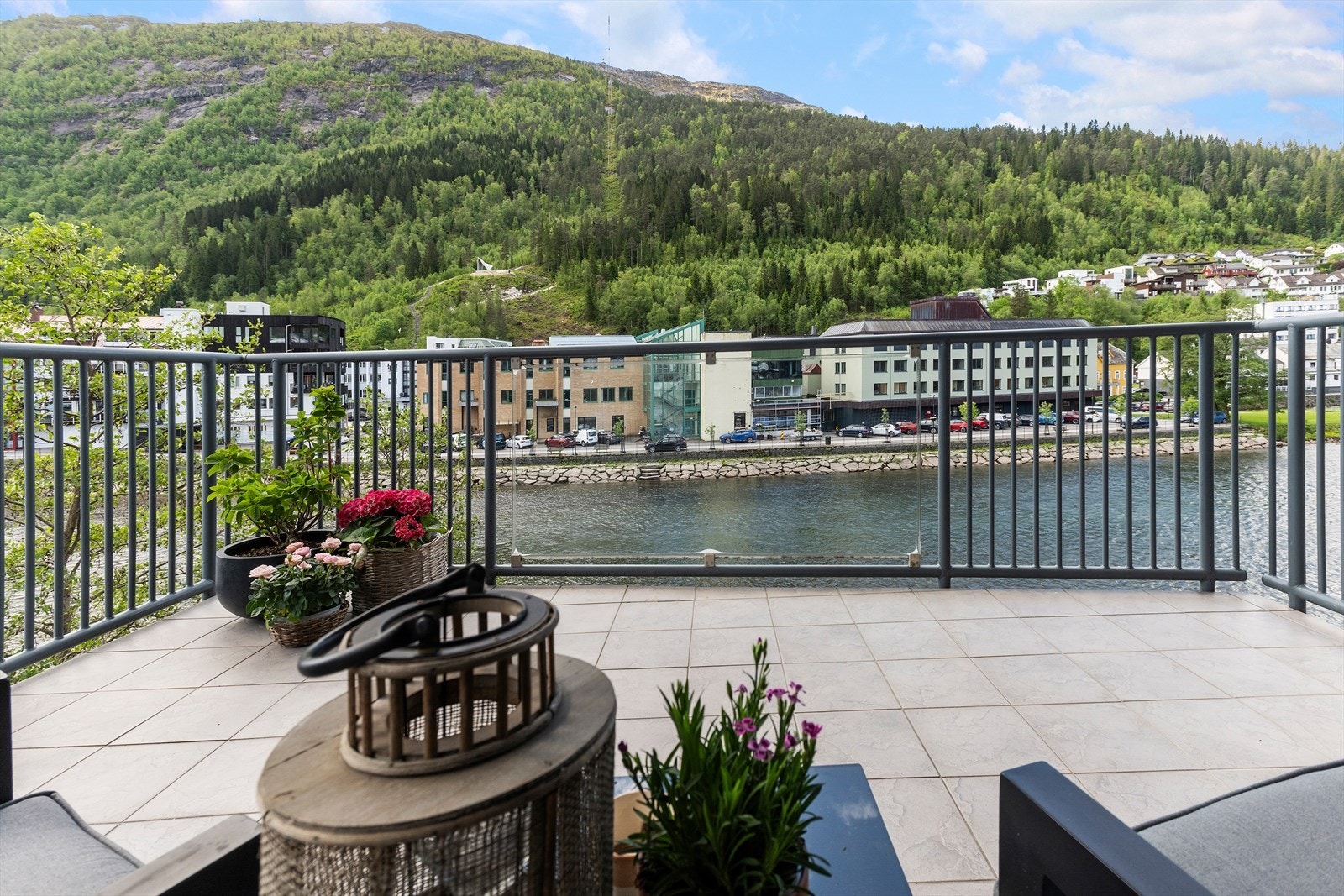 Leilegheita har sørvendt terrasse av god storleik med overbygg Galleribilde