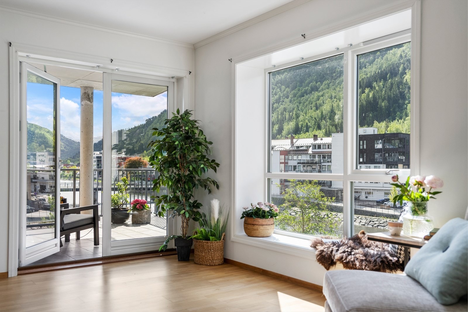 Lys og luftig stove med store vindauge og terrasse som tilbyr fantastisk utsikt over elva og sentrumsområdet Galleribilde