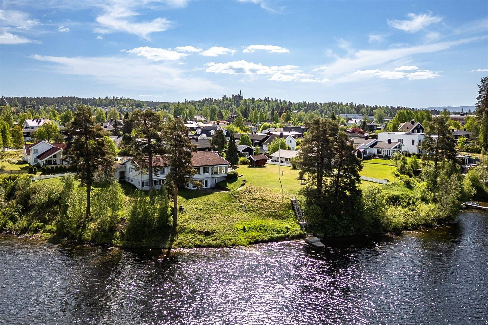 Eiendommen har en utrolig idyllisk og rolig beliggenhet rett ved Glomma! Støa er et svært ettertraktet, veletablert og familievennlig boligområde i Elverum. Galleribilde