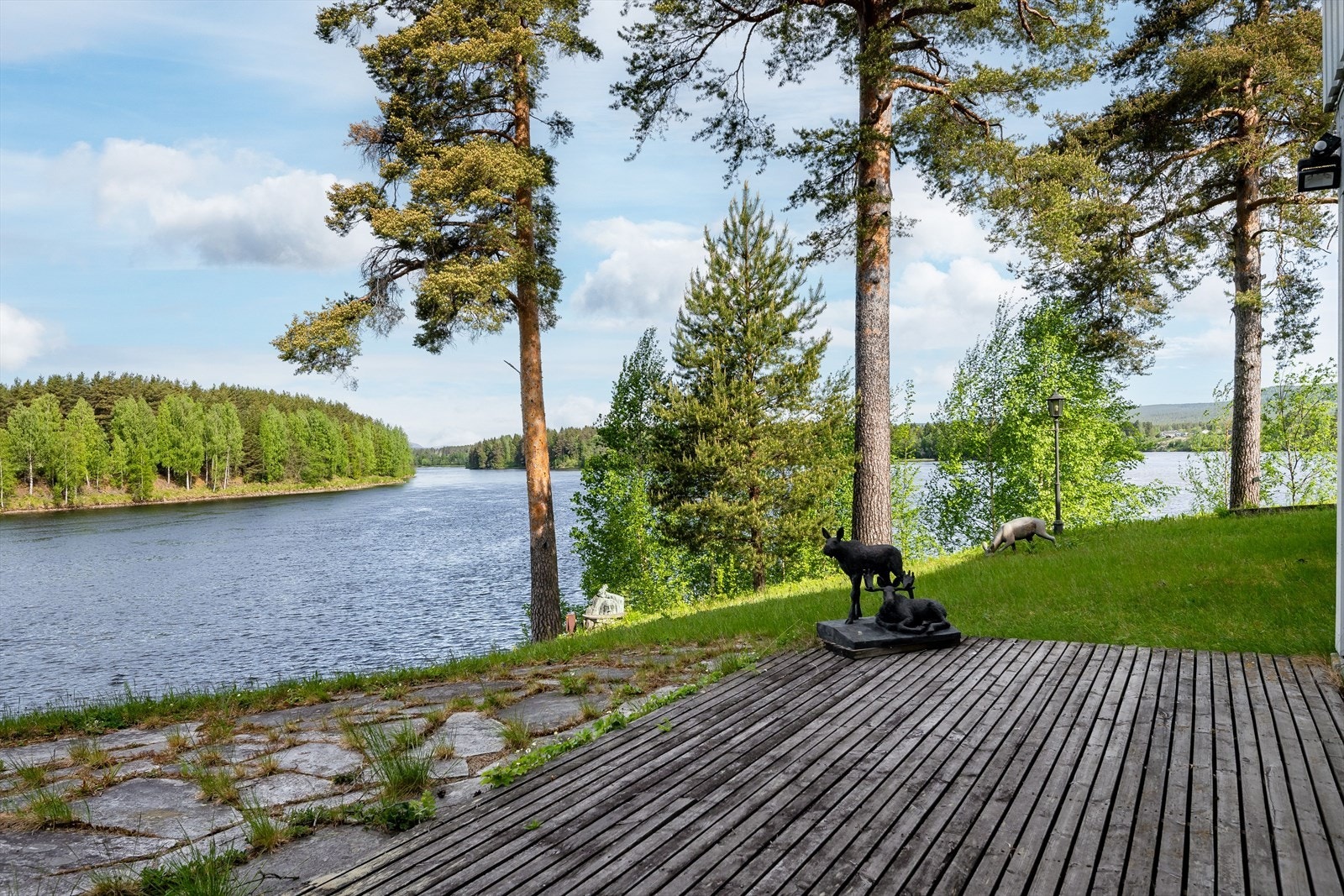 Terrasseplatting ved inngang til underetasje på ca. 13m². Utført med terrassebord. Galleribilde